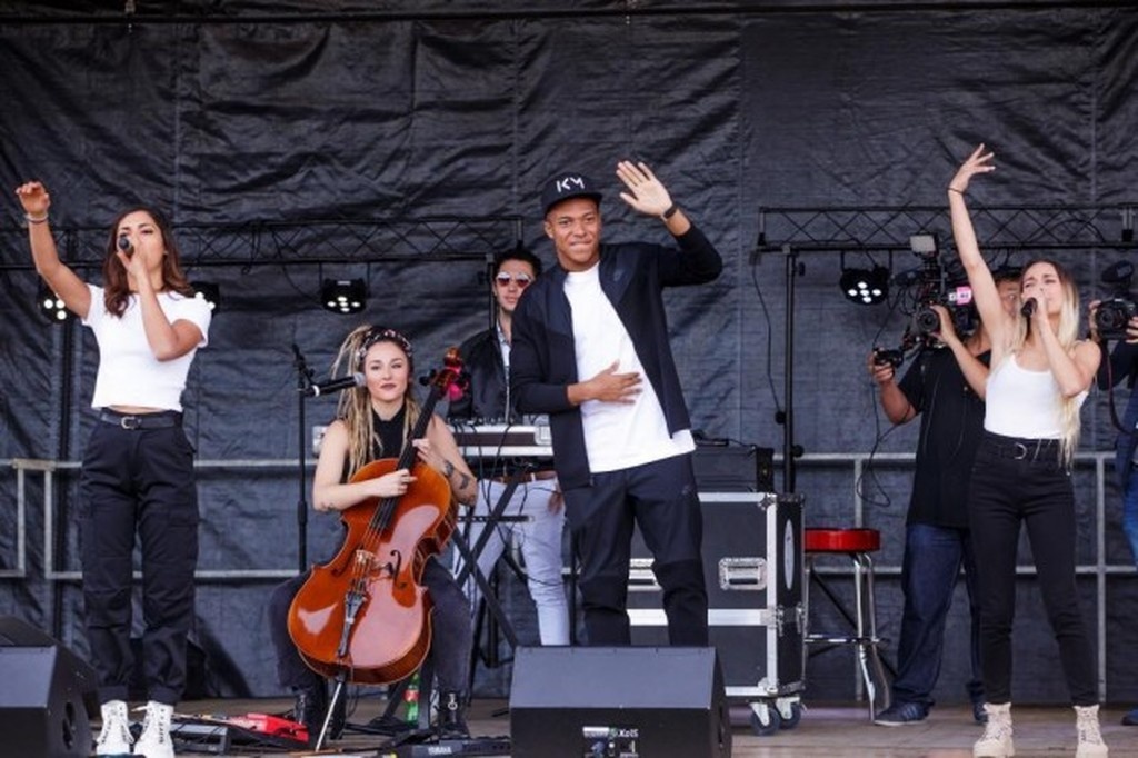 Επέστρεψε στη γενέτειρά του ο Εμπαπέ (photos & video)