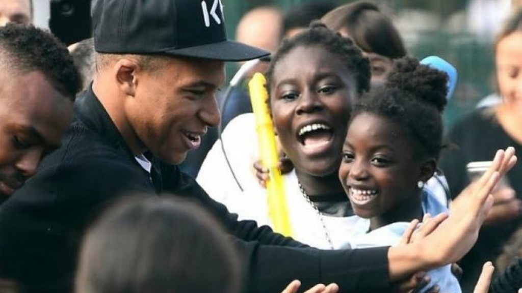 Επέστρεψε στη γενέτειρά του ο Εμπαπέ (photos & video)