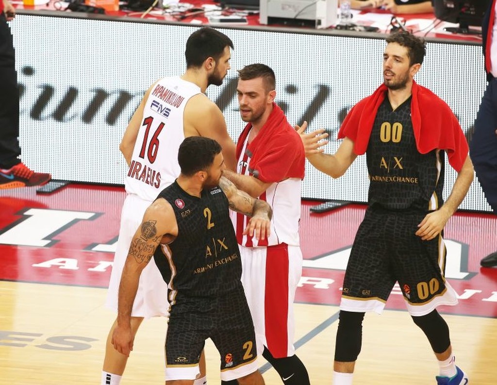 Ολυμπιακός – Αρμάνι Μιλάνο: Χαμός και «τσαμπουκάς» με Τζέιμς στο ΣΕΦ! (photos)