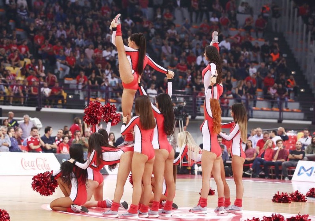 Ολυμπιακός – Αρμάνι Μιλάνο: Τα… καυτά «ερυθρόλευκα» κορίτσια (photos)