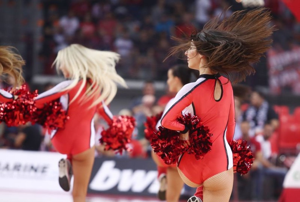 Ολυμπιακός – Αρμάνι Μιλάνο: Τα… καυτά «ερυθρόλευκα» κορίτσια (photos)