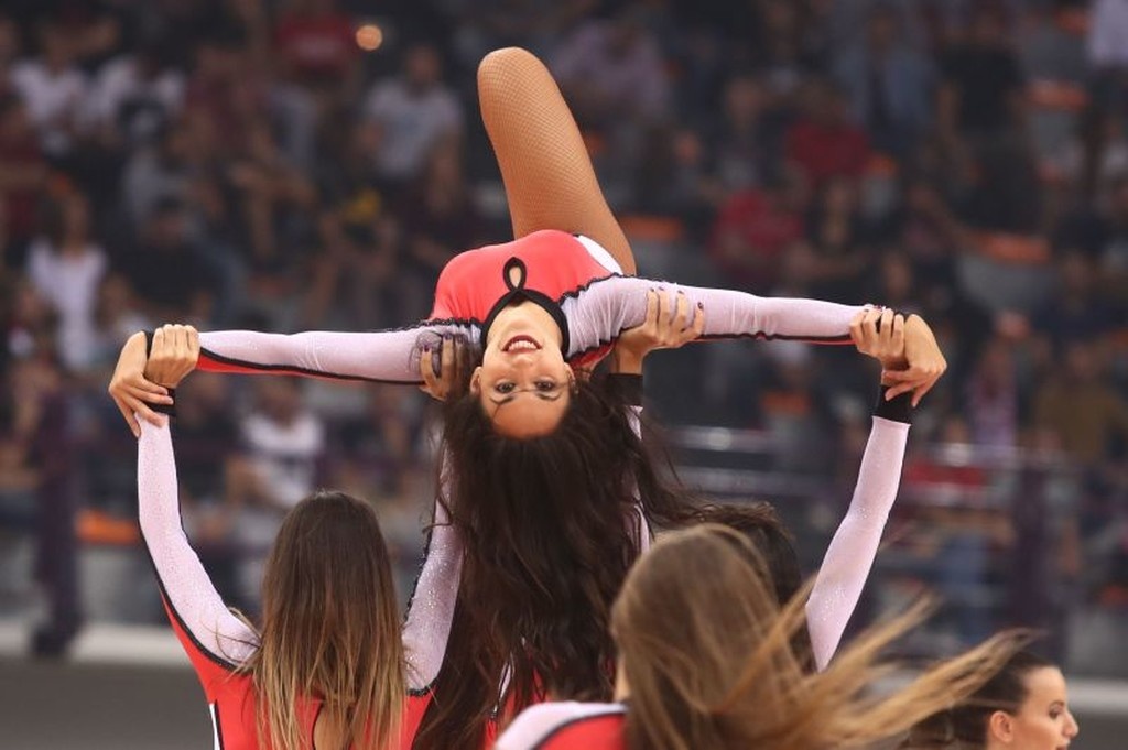 Ολυμπιακός – Αρμάνι Μιλάνο: Τα… καυτά «ερυθρόλευκα» κορίτσια (photos)