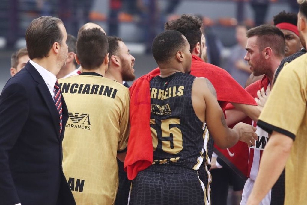 Ολυμπιακός – Αρμάνι Μιλάνο: Χαμός και «τσαμπουκάς» με Τζέιμς στο ΣΕΦ! (photos)