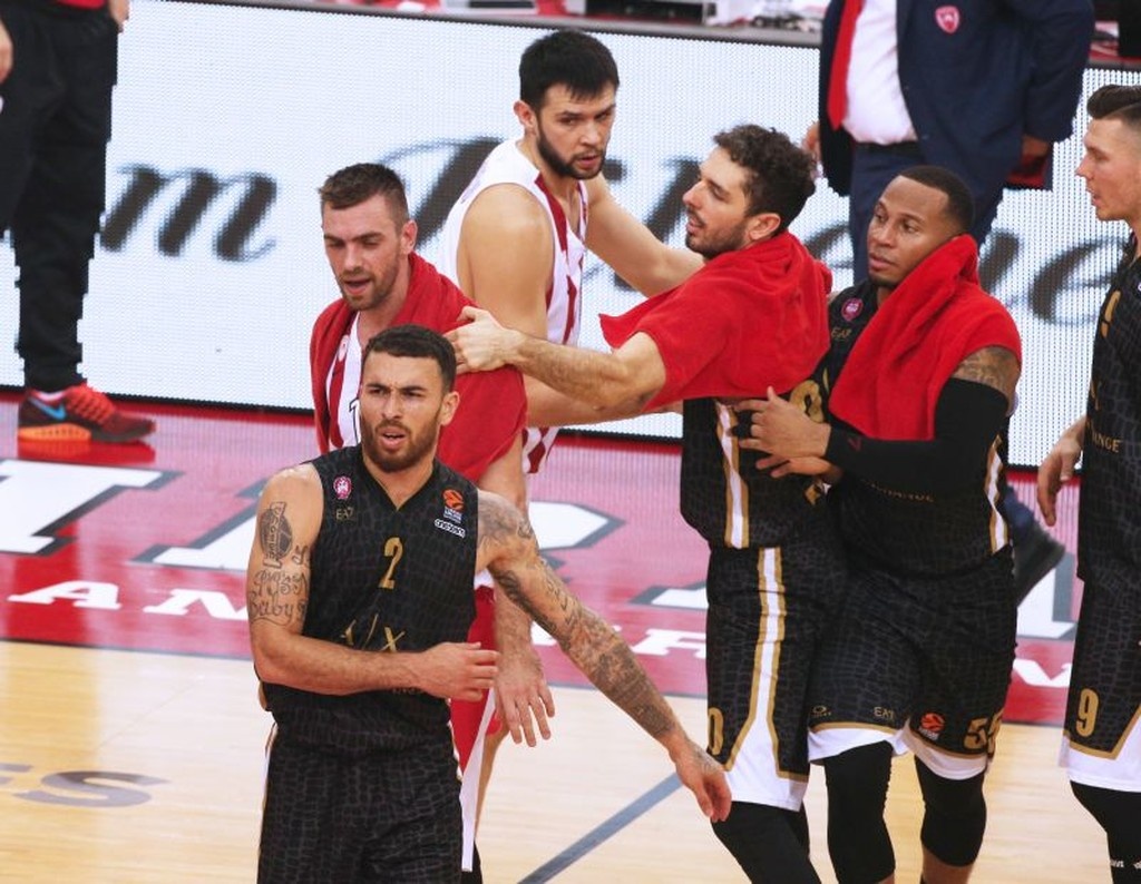 Ολυμπιακός – Αρμάνι Μιλάνο: Χαμός και «τσαμπουκάς» με Τζέιμς στο ΣΕΦ! (photos)