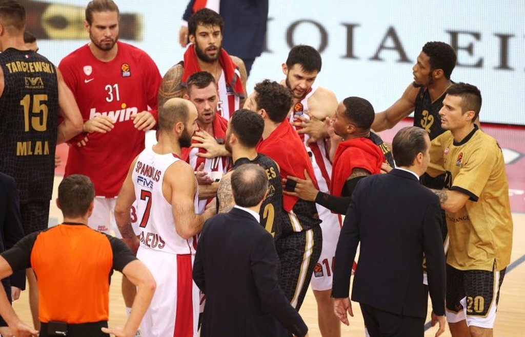 Ολυμπιακός – Αρμάνι Μιλάνο: Χαμός και «τσαμπουκάς» με Τζέιμς στο ΣΕΦ! (photos)