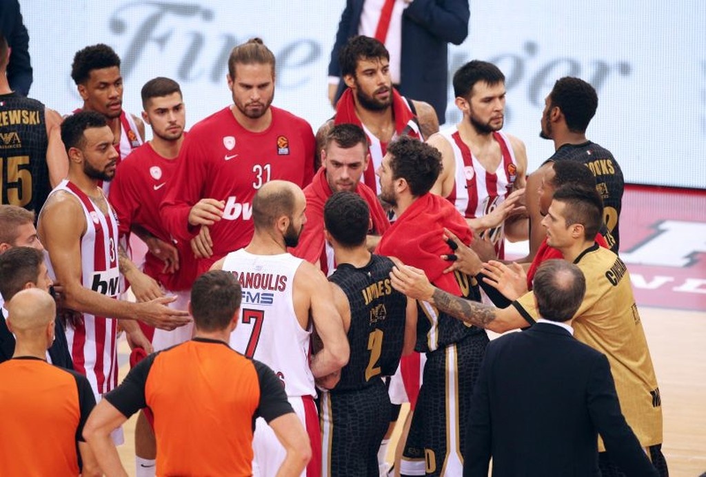 Ολυμπιακός – Αρμάνι Μιλάνο: Χαμός και «τσαμπουκάς» με Τζέιμς στο ΣΕΦ! (photos)