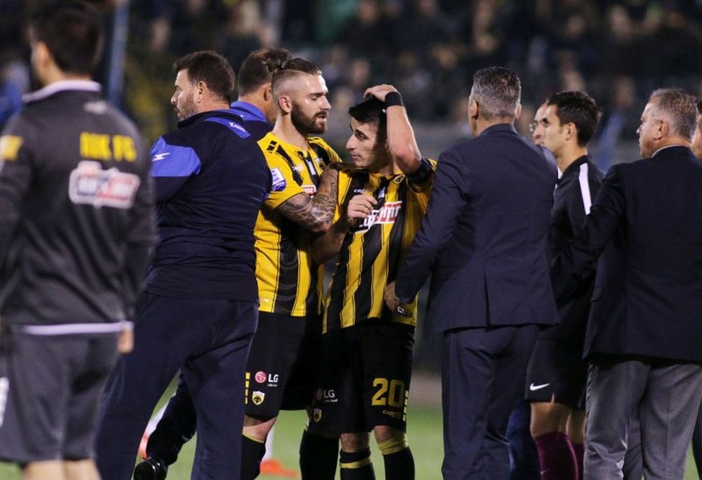 Απόλλων – ΑΕΚ: «Τσαμπουκάς» με Μάνταλο και… πυροσβέστη Λιβάια! (photos)