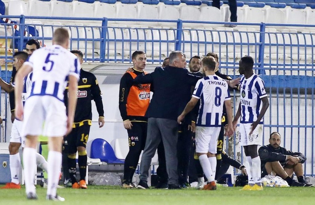 Απόλλων – ΑΕΚ: «Τσαμπουκάς» με Μάνταλο και… πυροσβέστη Λιβάια! (photos)