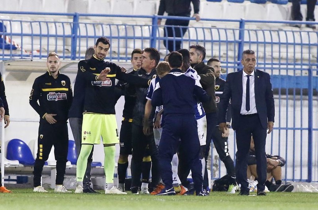 Απόλλων – ΑΕΚ: «Τσαμπουκάς» με Μάνταλο και… πυροσβέστη Λιβάια! (photos)