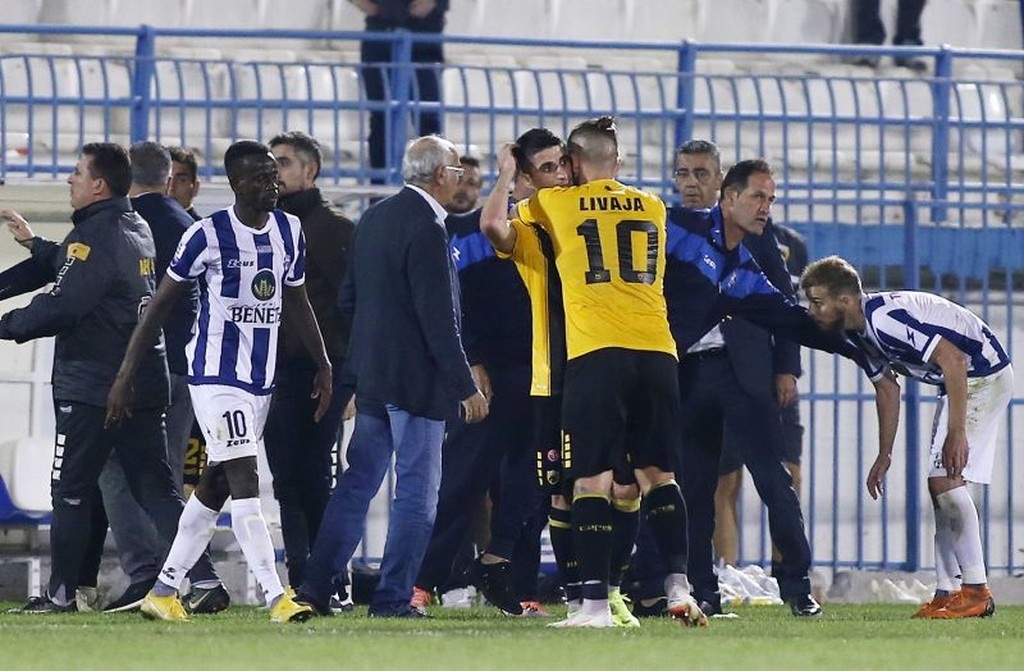 Απόλλων – ΑΕΚ: «Τσαμπουκάς» με Μάνταλο και… πυροσβέστη Λιβάια! (photos)