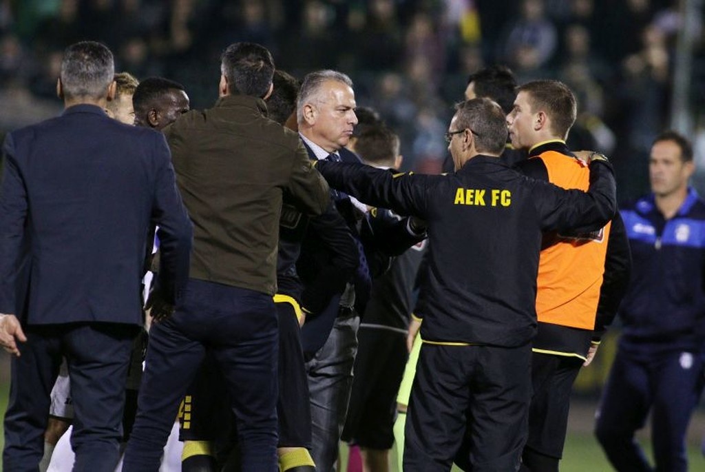 Απόλλων – ΑΕΚ: «Τσαμπουκάς» με Μάνταλο και… πυροσβέστη Λιβάια! (photos)