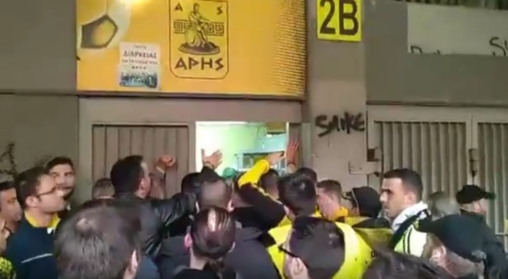 Άρης-ΠΑΟΚ: Ένταση στο «Βικελίδης», έξαλλοι οι οπαδοί!  (photos)