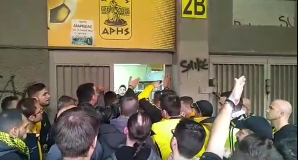 Άρης-ΠΑΟΚ: Ένταση στο «Βικελίδης», έξαλλοι οι οπαδοί!  (photos)