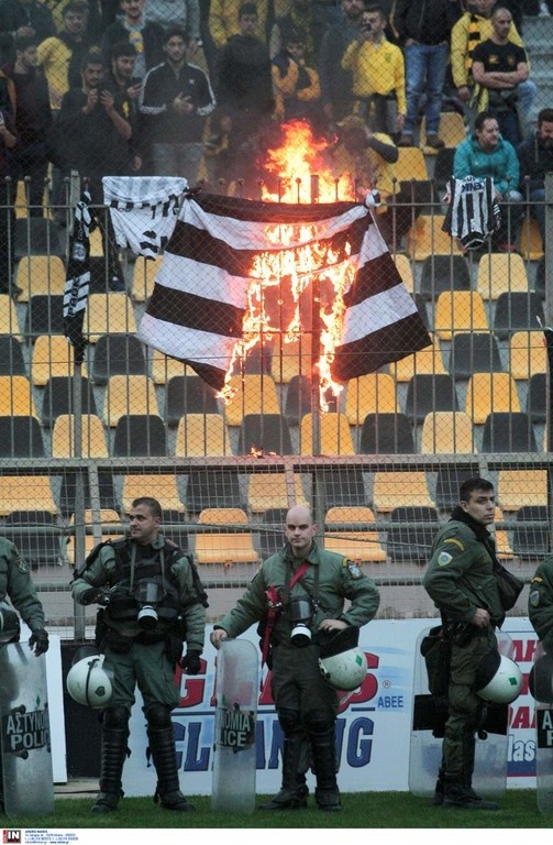 Άρης-ΠΑΟΚ: Τρομερά πράγματα, μπούκαραν στο γήπεδο με μάσκες! (photos)