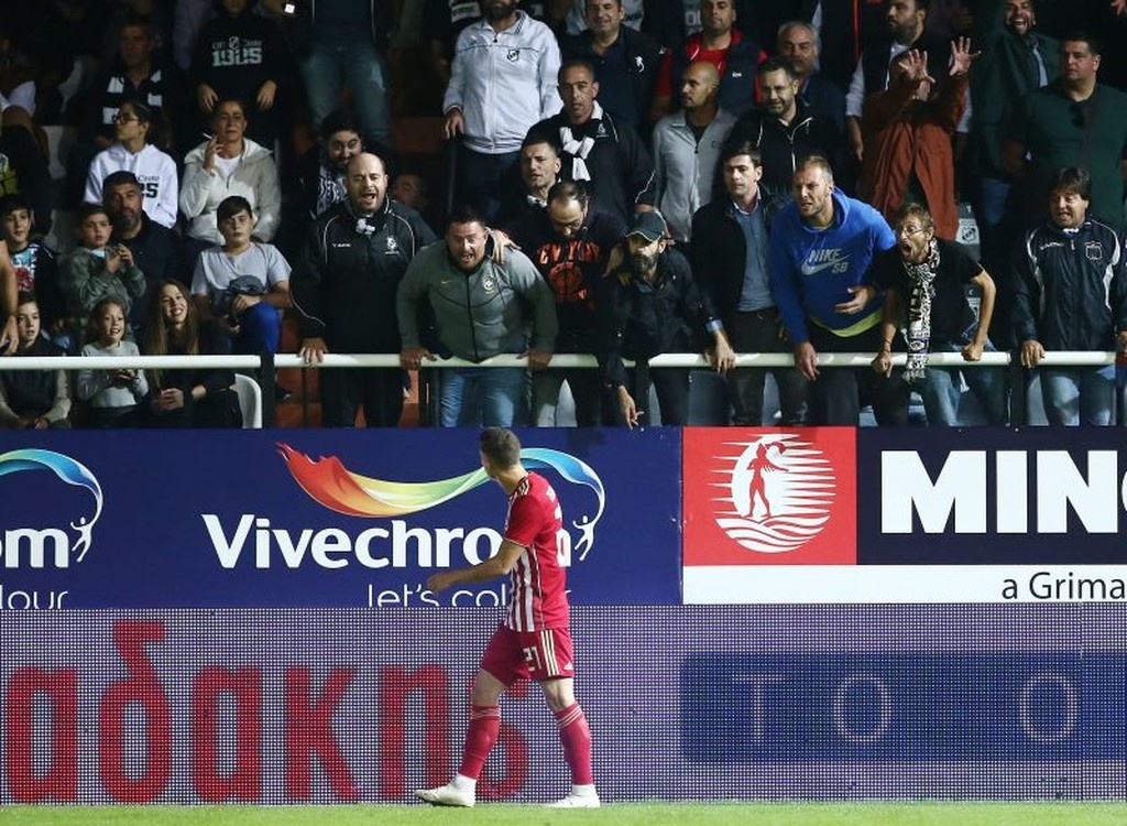 ΟΦΗ – Ολυμπιακός: Διάλογος παίκτη με την κερκίδα! (photos)