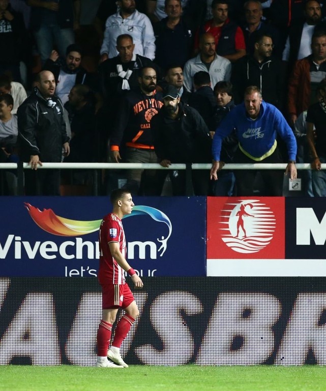 ΟΦΗ – Ολυμπιακός: Διάλογος παίκτη με την κερκίδα! (photos)