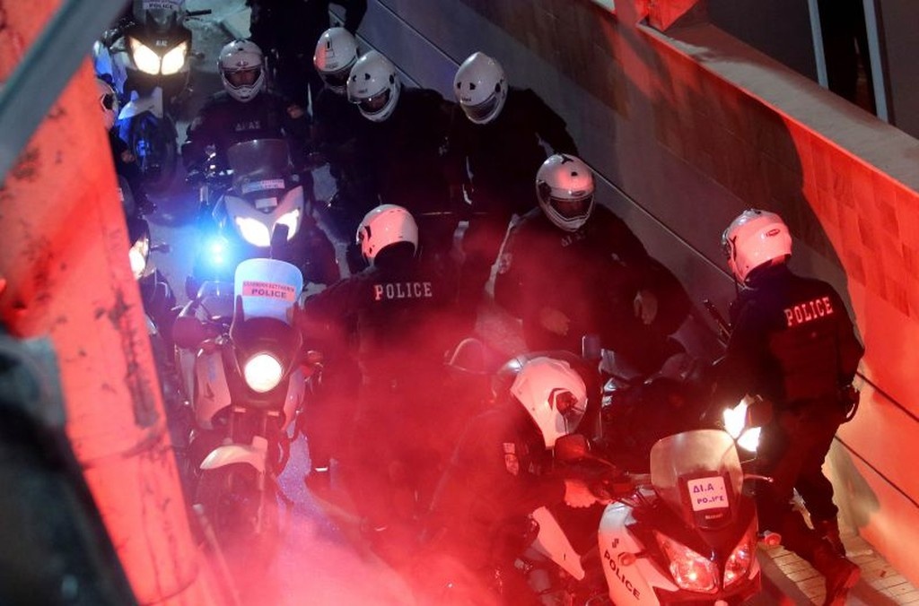 ΟΦΗ – Ολυμπιακός: Νέα ένταση και φωτοβολίδες στην αστυνομία! (photos)