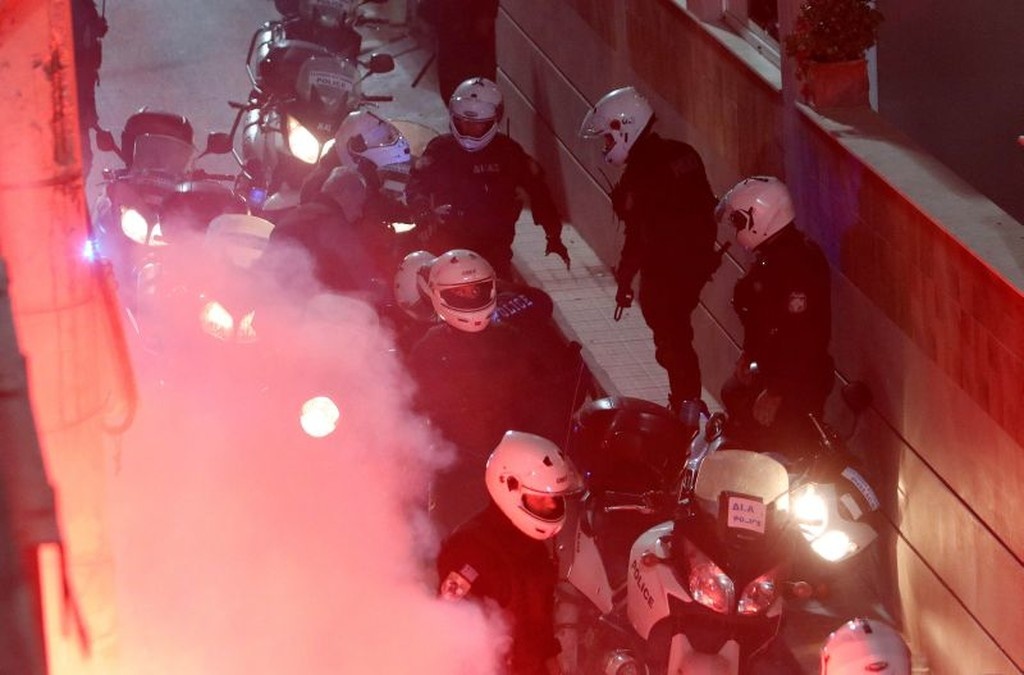 ΟΦΗ – Ολυμπιακός: Νέα ένταση και φωτοβολίδες στην αστυνομία! (photos)
