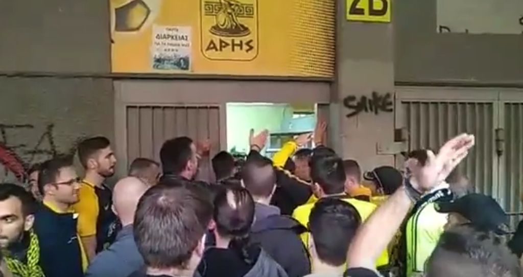 Άρης-ΠΑΟΚ: Ένταση στο «Βικελίδης», έξαλλοι οι οπαδοί!  (photos)