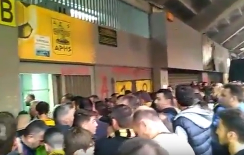 Άρης-ΠΑΟΚ: Ένταση στο «Βικελίδης», έξαλλοι οι οπαδοί!  (photos)