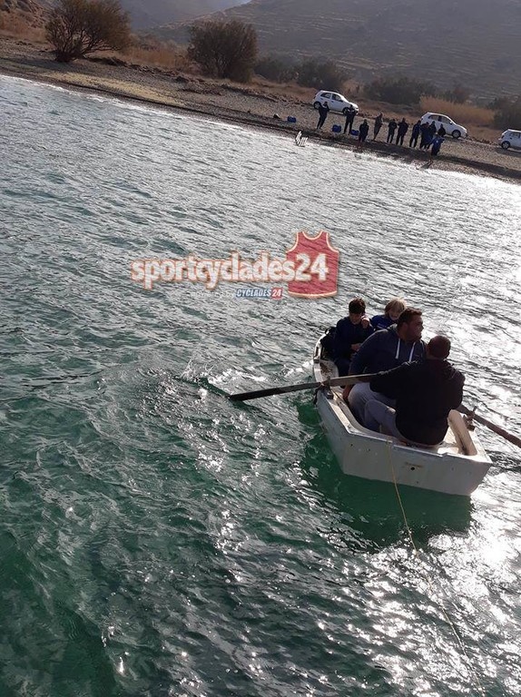 Άλλος με τη βάρκα μας: Ποδοσφαιριστές πάνε σε ματς τραβώντας… κουπί (photos, video)