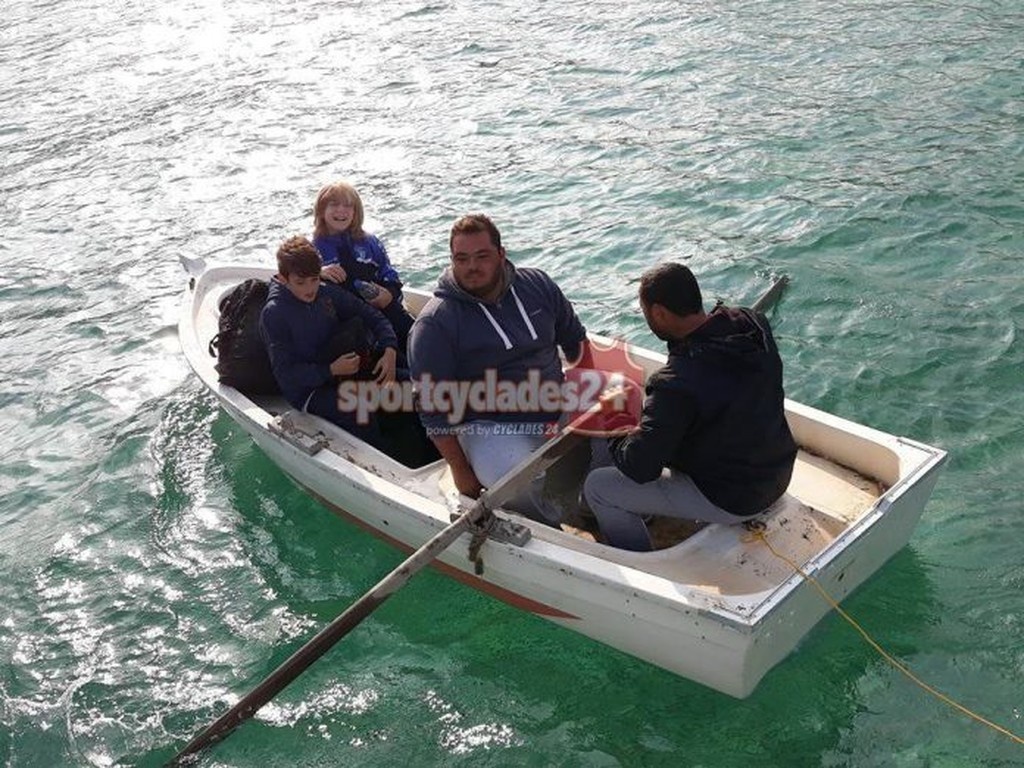 Άλλος με τη βάρκα μας: Ποδοσφαιριστές πάνε σε ματς τραβώντας… κουπί (photos, video)