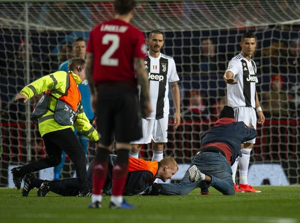 Τρομερή αποθέωση και… εισβολές για Ρονάλντο στο «Ολντ Τράφορντ» (videos)