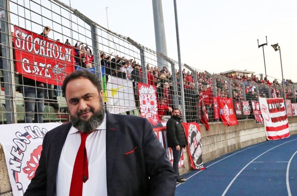 Ντουντελάνζ – Ολυμπιακός: Η βόλτα του Μαρινάκη μπροστά στην «ερυθρόλευκη» κερκίδα (photos)