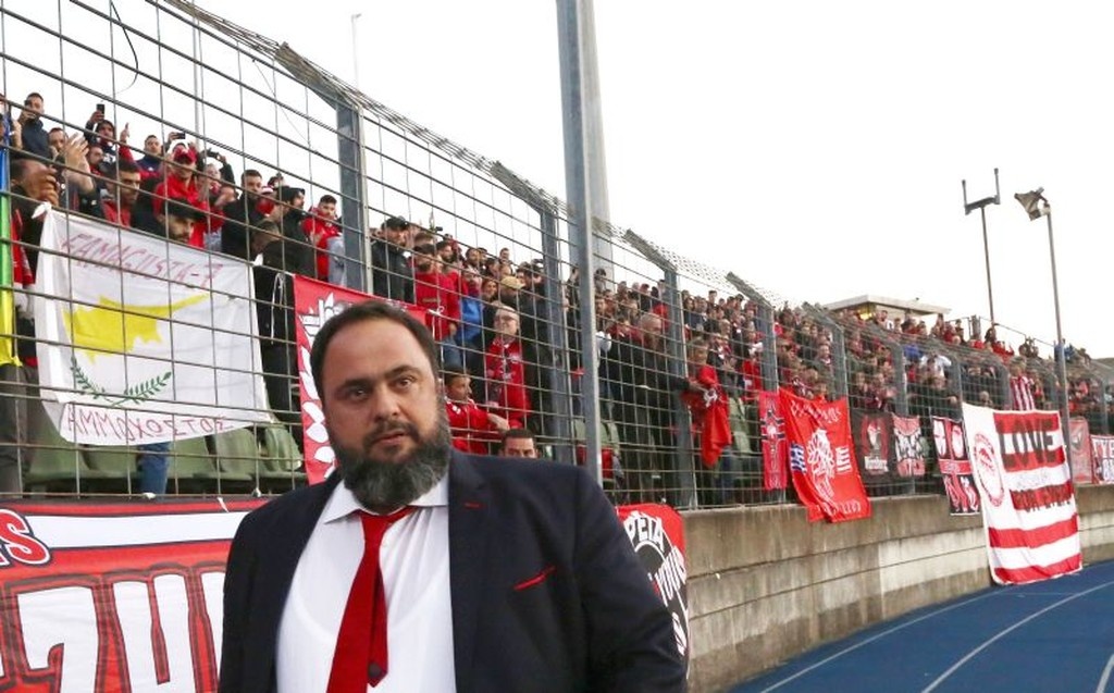 Ντουντελάνζ – Ολυμπιακός: Η βόλτα του Μαρινάκη μπροστά στην «ερυθρόλευκη» κερκίδα (photos)