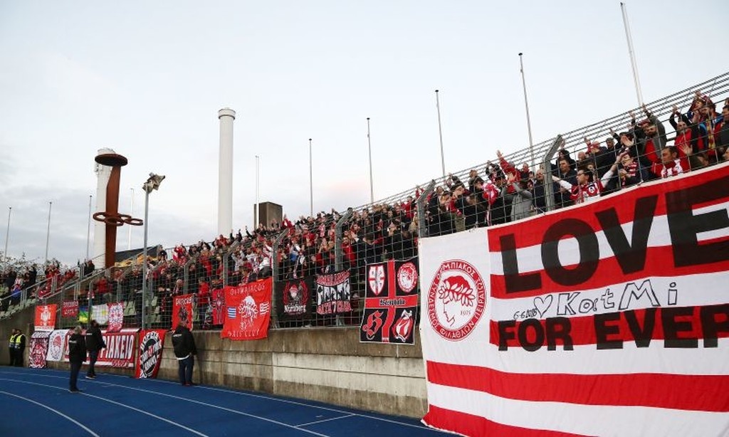 Ντουντελάνζ – Ολυμπιακός: Η βόλτα του Μαρινάκη μπροστά στην «ερυθρόλευκη» κερκίδα (photos)