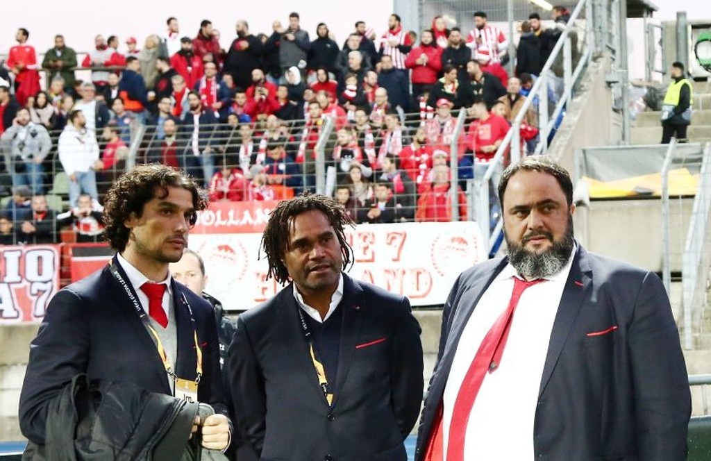 Ντουντελάνζ – Ολυμπιακός: Η βόλτα του Μαρινάκη μπροστά στην «ερυθρόλευκη» κερκίδα (photos)