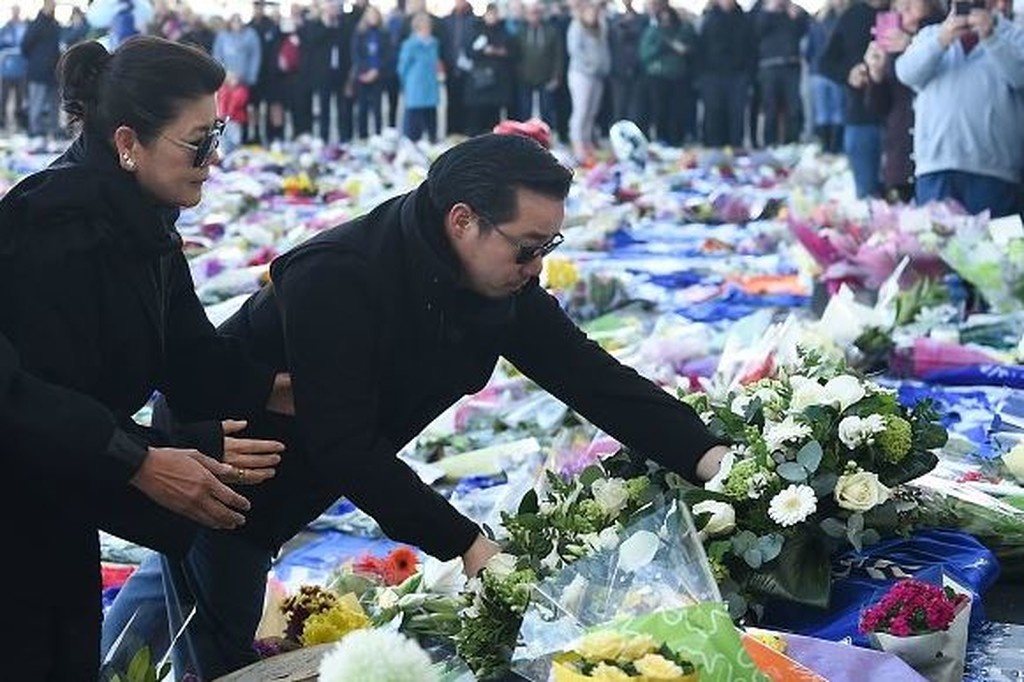 Λέστερ: Η οικογένεια του ιδιοκτήτη της Λέστερ στον τόπο της τραγωδίας (video & photos)