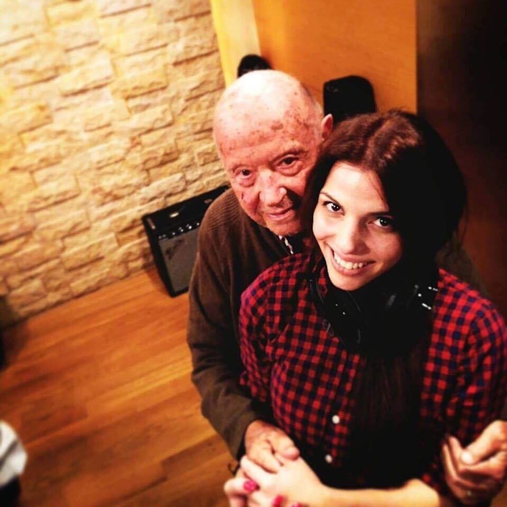 Χρύσα Μπανδέλη: Η μούσα του Μίμη Πλέσσα κλέβει την παράσταση στη Βόρεια Ελλάδα