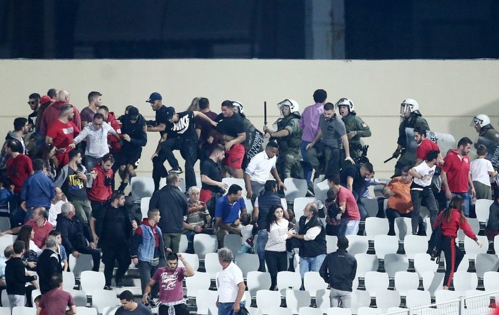Σκηνές χάους στην Πάτρα, ορατό το -3 για τον Ολυμπιακό (video+photos)