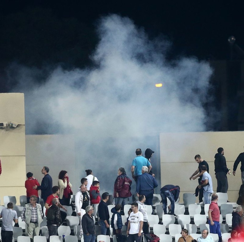 Σκηνές χάους στην Πάτρα, ορατό το -3 για τον Ολυμπιακό (video+photos)