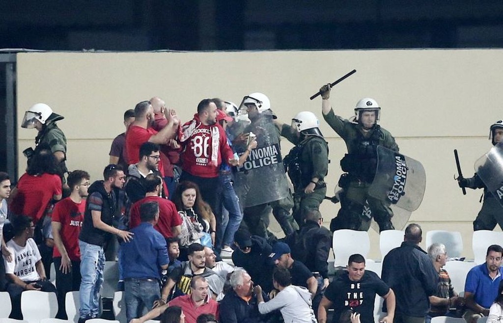 Σκηνές χάους στην Πάτρα, ορατό το -3 για τον Ολυμπιακό (video+photos)