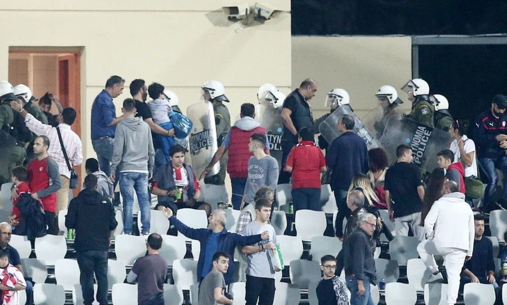 Σκηνές χάους στην Πάτρα, ορατό το -3 για τον Ολυμπιακό (video+photos)
