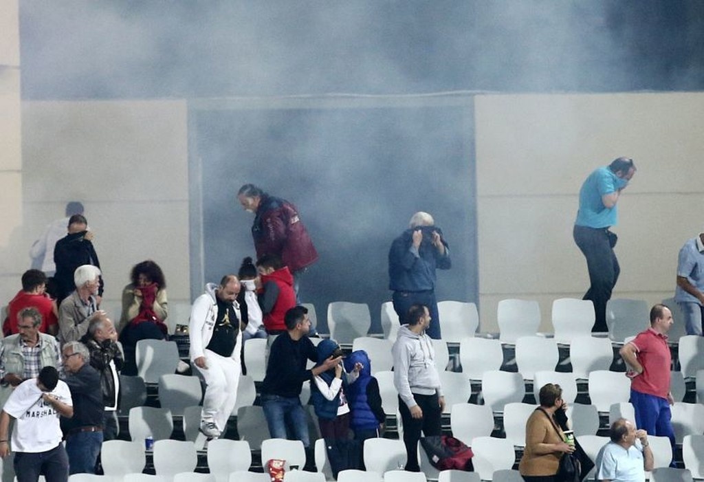 Σκηνές χάους στην Πάτρα, ορατό το -3 για τον Ολυμπιακό (video+photos)