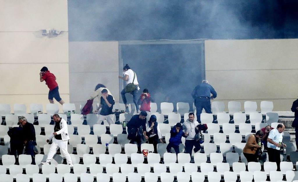 Σκηνές χάους στην Πάτρα, ορατό το -3 για τον Ολυμπιακό (video+photos)