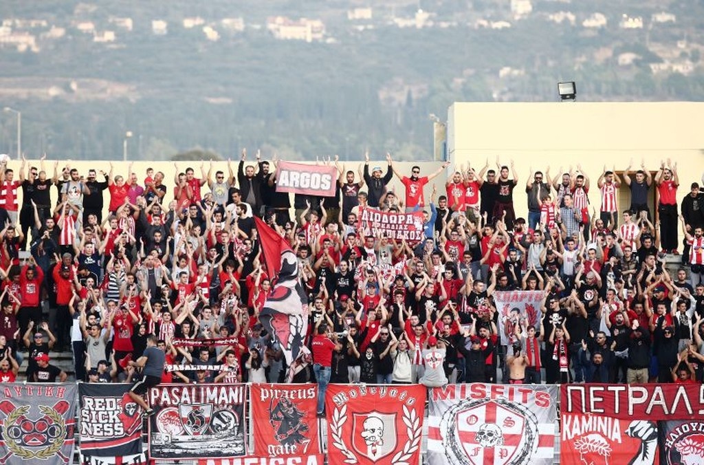 Παναχαϊκή – Ολυμπιακός: Ένταση, χημικά και διακοπή στην Πάτρα! (photos)
