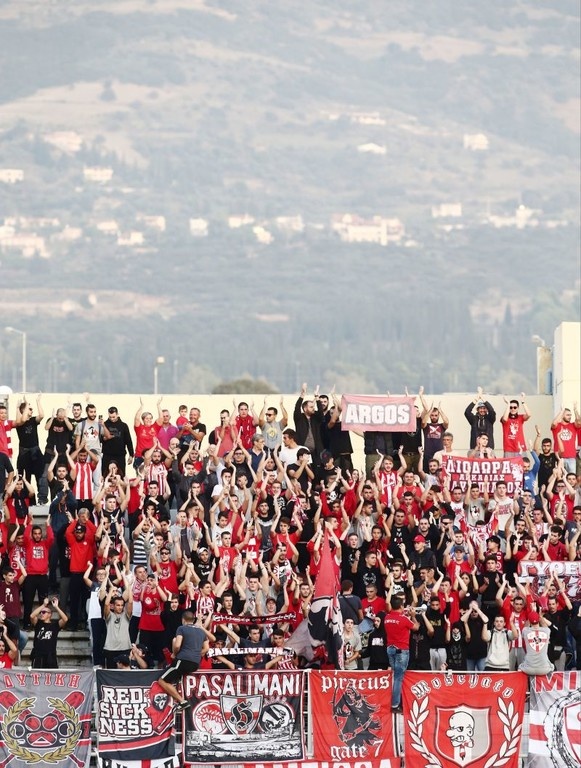 Παναχαϊκή – Ολυμπιακός: Ένταση, χημικά και διακοπή στην Πάτρα! (photos)