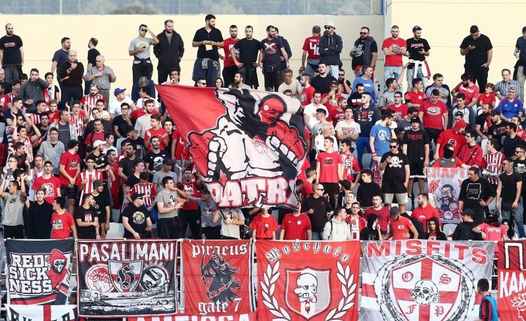Παναχαϊκή – Ολυμπιακός: Ένταση, χημικά και διακοπή στην Πάτρα! (photos)