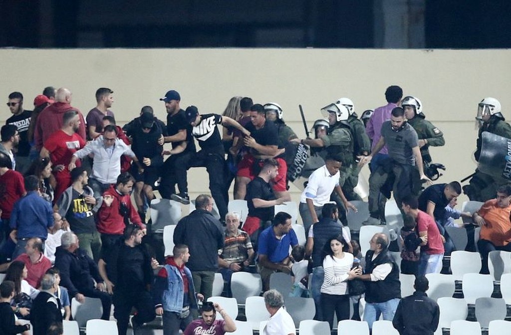 Σκηνές χάους στην Πάτρα, ορατό το -3 για τον Ολυμπιακό (video+photos)
