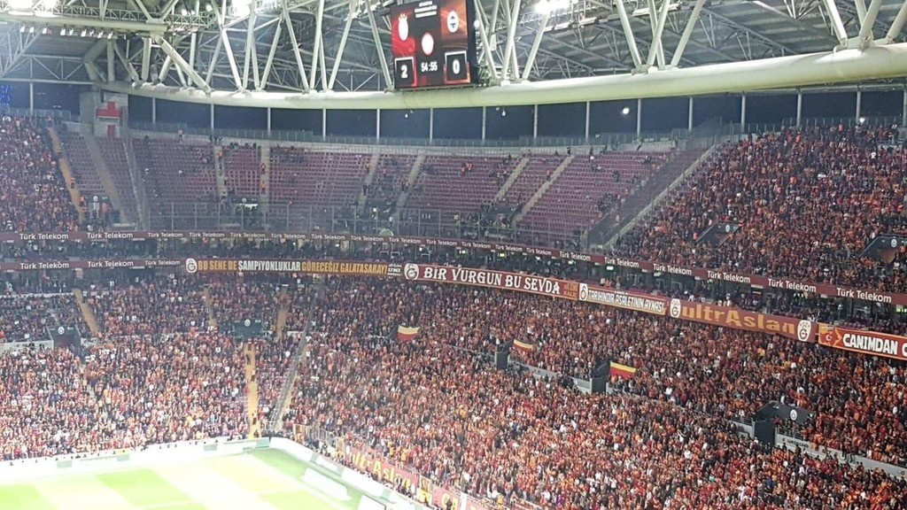 Η απίστευτη κίνηση των οπαδών της Φενερμπαχτσέ (photos)