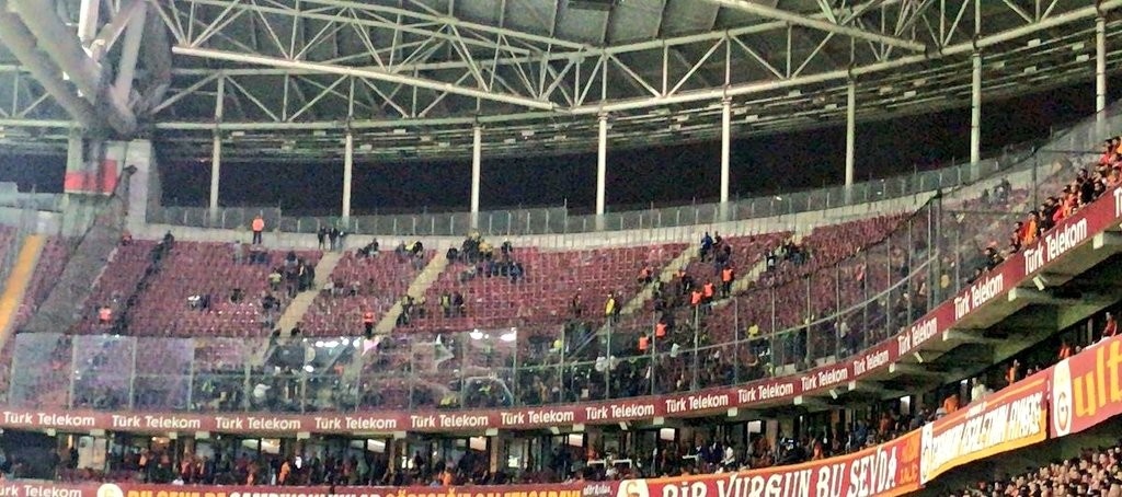 Η απίστευτη κίνηση των οπαδών της Φενερμπαχτσέ (photos)