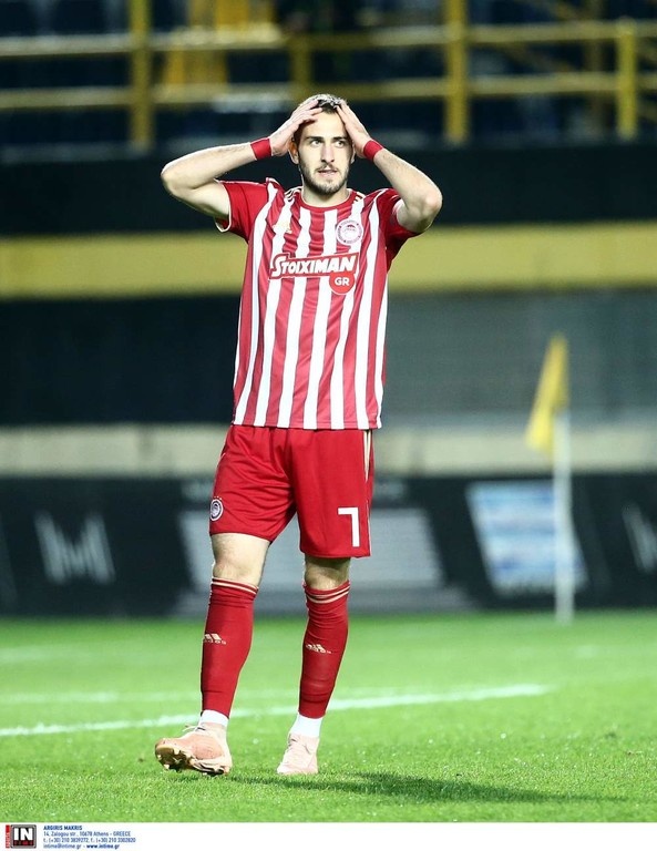 Άρης-Ολυμπιακός: Τραβούσε τα... μαλλιά του ο Φορτούνης (photos)