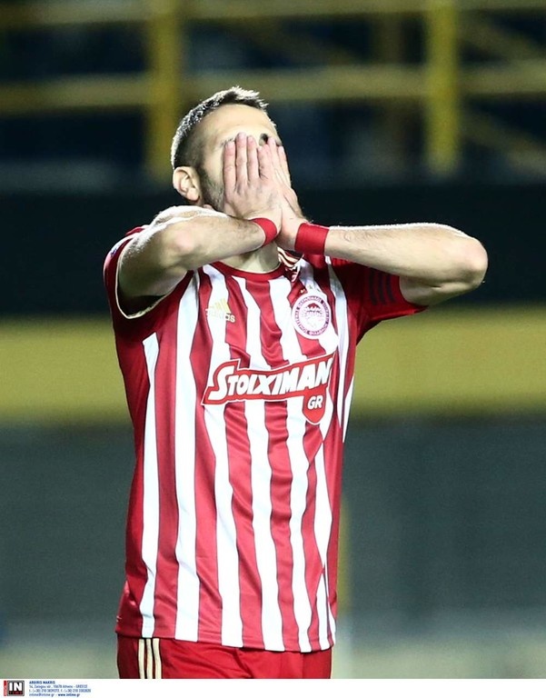 Άρης-Ολυμπιακός: Τραβούσε τα... μαλλιά του ο Φορτούνης (photos)