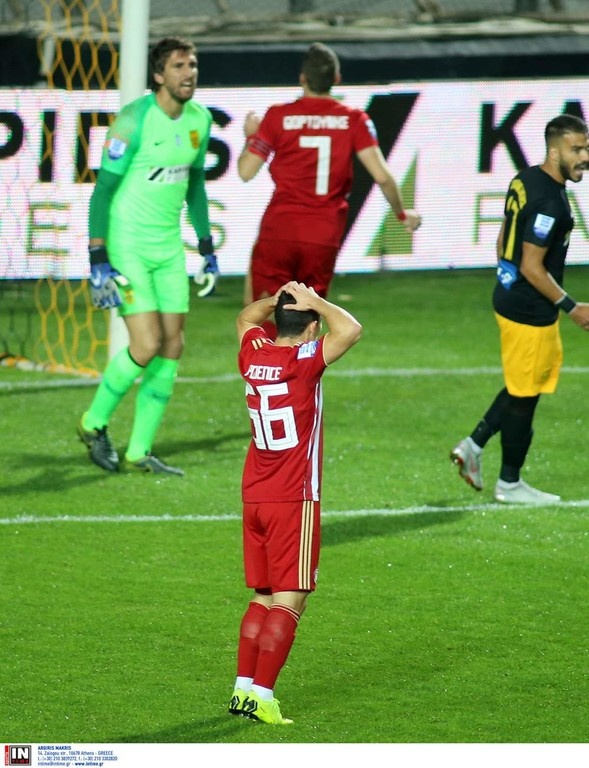 Άρης-Ολυμπιακός: Τραβούσε τα... μαλλιά του ο Φορτούνης (photos)