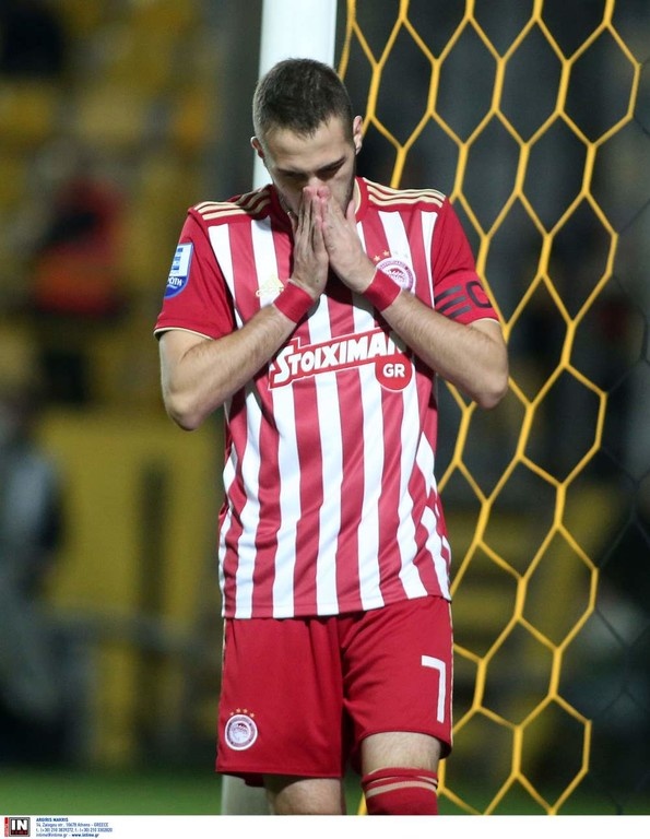 Άρης-Ολυμπιακός: Τραβούσε τα... μαλλιά του ο Φορτούνης (photos)