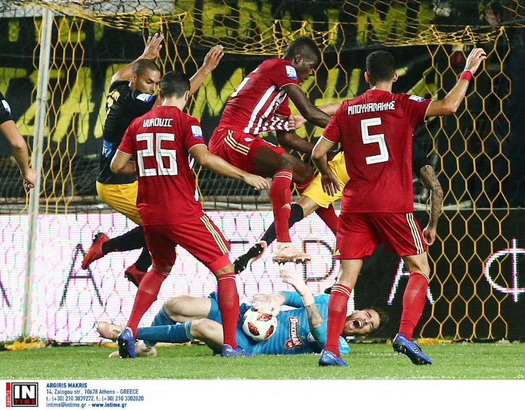 Άρης-Ολυμπιακός: Η φάση που άναψε «φωτιές» στο «Βικελίδης» (photos)